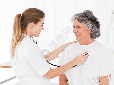 护士听从病人的心跳卫生医院诊断医生女孩女性测试药品工作脉冲图片