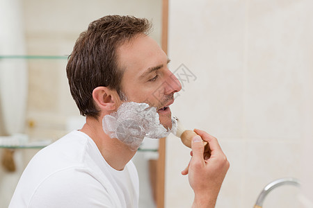男人在浴室刮胡子皮肤白色剃刀卫生肥皂剃须胡须房子男性刀刃图片