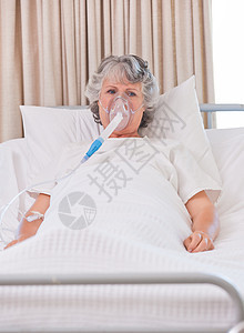 高级女性与她的呼吸器眼镜呼吸雾化器住院疾病松紧带男人塑料橡皮老年图片