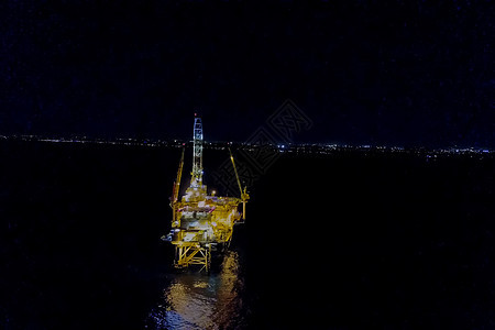 石油平台在夜间根据自己的灯光 石油平台的牵引 港口的钻井平台天空海景钻头管道码头钻孔气体起重机勘探拖船图片