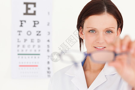 显示眼镜的女观光师眼科专家治愈卫生微笑黑板医生职业眼睛诊所图片