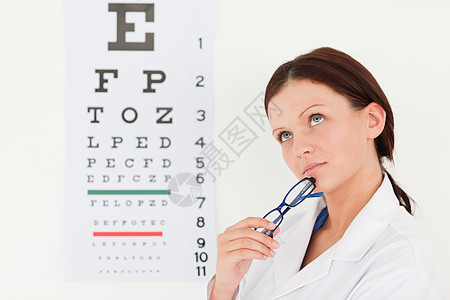 在办公室进行视力测试的女眼科医生图片