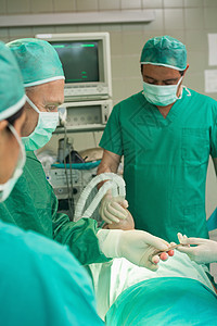 医疗队从一名同事手中取去手术刀图片