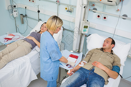 护士照顾一个被排挤的病人图片