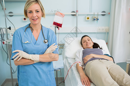 护士站在一位女性被排挤的病人旁边图片
