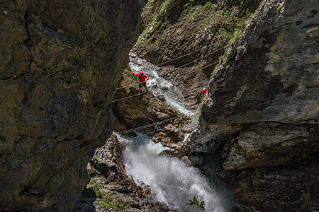 奥地利瀑布边的Via ferrata风险运动员登山活动斗争首脑乐趣爱好绳索蓝色图片
