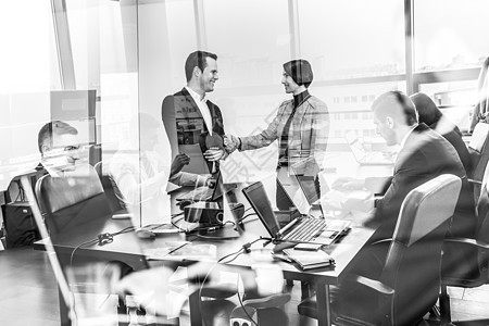 自信的商界人士在中介公司办公室里握手 握手领导者客户合同合伙讨论协议顾问交易套装商务图片