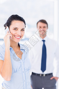 与背景男性同事的女随叫随到商务行政人员职业办公室男人商业手机伙伴呼唤电话图片
