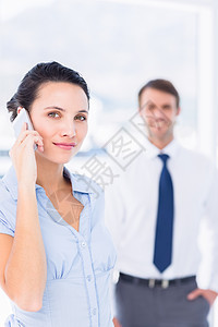 与背景男性同事的女随叫随到职场合伙呼唤生意职业伙伴电话男人职员女性图片