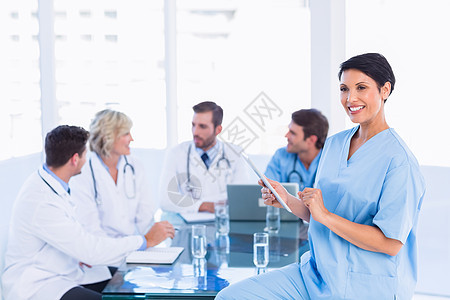 女外科医生使用数字平板机与同事会晤图片