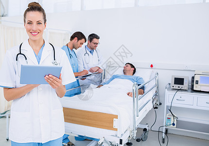 医生与同事和病人在后面使用数字平板电脑疾病卫生医院职业从业者女士病房医师触摸屏药片图片
