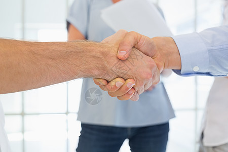 临时商务人士握手握手工作商务办公室休闲行政人员男性团队协议问候语合伙图片