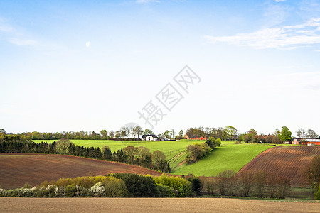 耕地和耕地的农村景观图片
