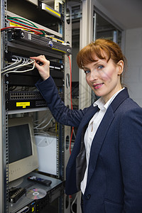 修理电线精美的计算机技师在修理服务器时对相机微笑科技硬件贮存电脑驾驶维修金属数据数据中心力量背景
