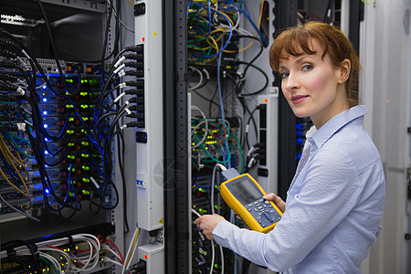 在服务器上使用数字电缆分析器的技术员程序员中心计算数据中心工具力量维修电线驾驶电缆图片