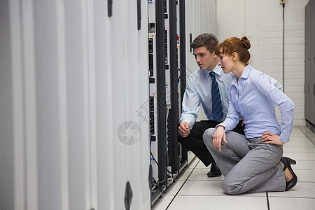 技术员小组跪跪和看服务机合作诊断女士储物柜团队力量中心网络技术电脑图片