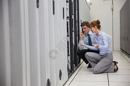 技术员小组跪跪和看服务机技术数据网络程序员数据中心男性硬件中心男人贮存图片