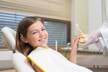 显示小女孩牙型的小儿牙型的儿科牙医手指病人考试工作女孩职业诊所女性牙刷微笑图片