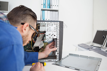 计算机工程师在螺丝起子机的破碎控制台工作工作服科技职场技术员衬衫技术头发电脑男人胡子图片