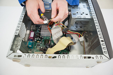 处理破碎电缆的计算机工程师工程双手维修职业技术员硬件母板职场金属科技图片