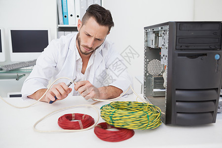 处理破碎电缆的计算机工程师金属专注男人实验桌子科技诊断工程技术修理工图片