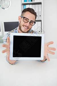 Nerdy 商务人士显示平板电脑屏幕磁带桌子药片人士男人商务眼镜公司工作职业图片