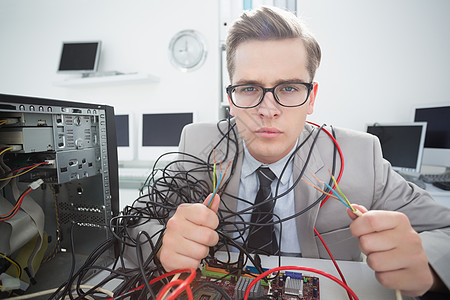 处理破碎电缆的计算机工程师眼镜诊断科技金属母板电脑男性电子产品套装男人图片