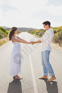 爱情夫妻在农村路上牵手图片