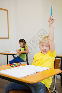 教室桌边彩色的可爱学生瞳孔女孩早教混血小学微笑桌子学校班级课堂图片