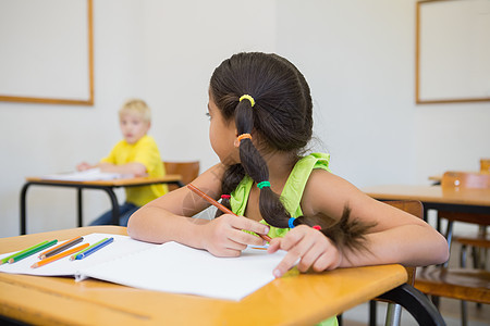 教室桌边彩色的可爱学生童年瞳孔桌子微笑早教男性幼儿园女孩快乐小学图片