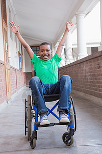 残疾学生在大厅的镜头中微笑小学疾病快乐教育残疾人门厅走廊小学生病人童年图片