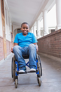 残疾学生在大厅的镜头中微笑小学生截瘫快乐轮椅男性辅助残疾人门厅病人黑色图片