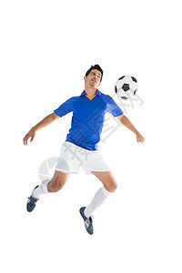 踢足球的健身运动员播放器男人闲暇活动男性蓝色白色足球跳跃运动背景图片