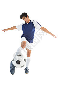 踢足球的健身运动员播放器闲暇跳跃蓝色球衣白色运动足球运动服男性背景图片