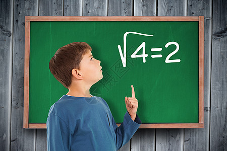 可爱男孩指着的复合图像黑板数学计算机空白小学生教育木头瞳孔学校平方图片