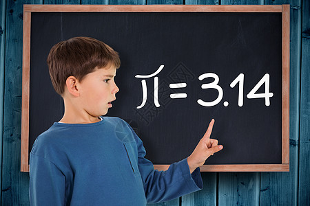 可爱男孩指着的复合图像馅饼数学小学生计算机木头学习男生空白黑板绘图图片