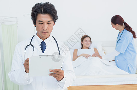 医生看病图从业者检查病人康复男人关爱药品服务护士专家图片