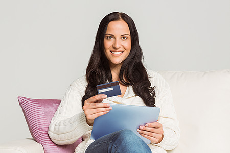 坐在石板上的妇女pc女士身体药片触摸屏微笑购物平板互联网网上购物网站图片
