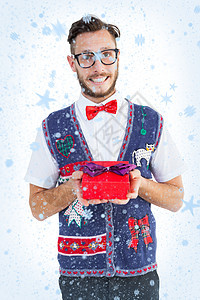 喜剧怪人提供圣诞礼物的复杂形象衬衫微笑礼物胡须潮人男人男性极客假期荷叶图片