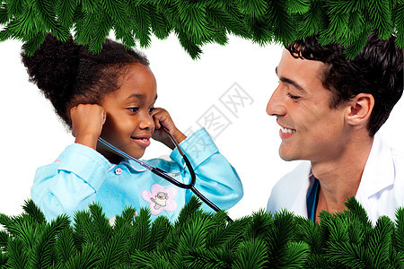微笑的医生和他的病人 用听诊器玩耍医院诊所男性检查混血保健儿科温度计幼儿园女性图片