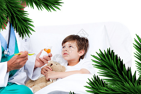 快乐的小男孩吃咳嗽药护士茶匙计算机药品液体勺子男性疾病玩具食物图片