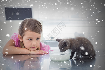 女孩看小猫从碗里喝牛奶的复合形象图片
