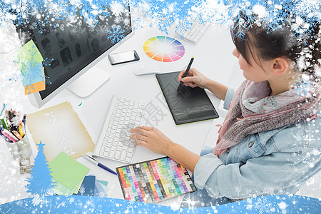 艺术家在办公室的图形平板上画画软垫屏幕手写笔插画师木板键盘数字化女士夹克电脑显示器图片