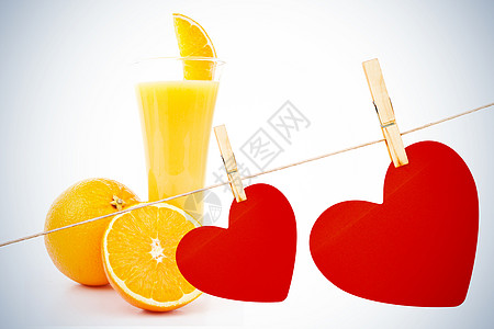 挂在线上的红心的复合图像情人反射红色橙子果味木桩橙色橙汁橙片玻璃图片