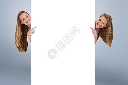 两个长发女郎的画像综合图象 背着一个空白标志图片