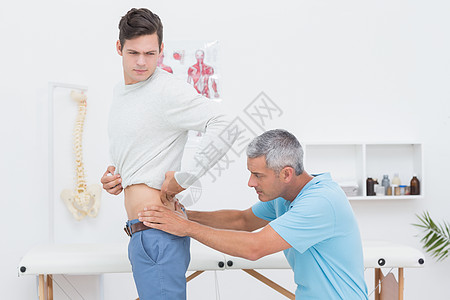 医生给他的病人做复诊检查药品男人治疗师矫正脊柱全球姿势臀部昏睡医疗图片