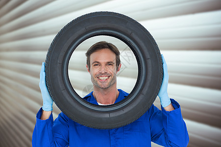充满自信的机械机工在轮胎里翻车职业工作工作服蓝色百叶窗幸福工人手套圆圈男人图片