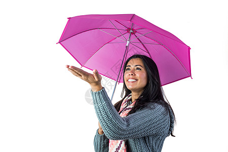 女人在雨伞下检查天气的气候图片