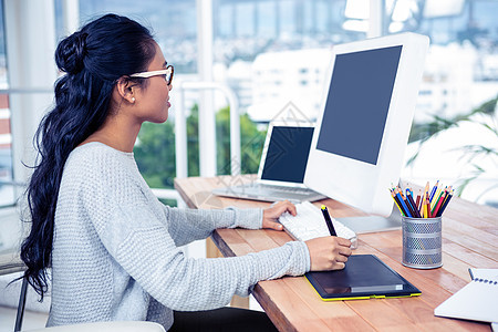 使用数字棋盘和计算机的微笑亚洲妇女女性屏幕人士商务工作机构职业老鼠木板技术图片