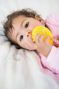 养鸭的可爱婴儿女性黑眼睛羽绒被快乐棕色新生活公寓塑料玩具服装图片